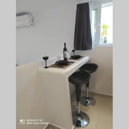 Irini's B & W House With Jacuzzi Lejlighed