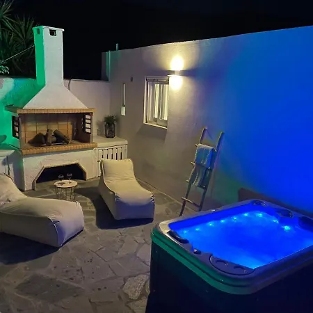 Irini's B & W House With Jacuzzi