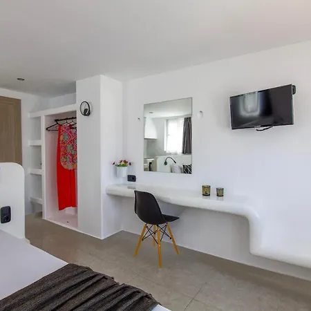 Irini's B & W House With Jacuzzi