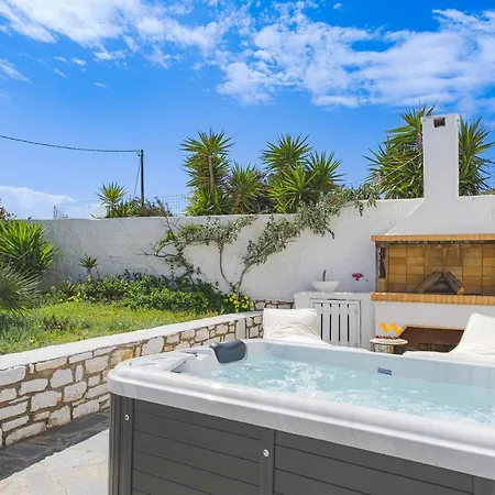 Irini's B & W House With Jacuzzi Lejlighed