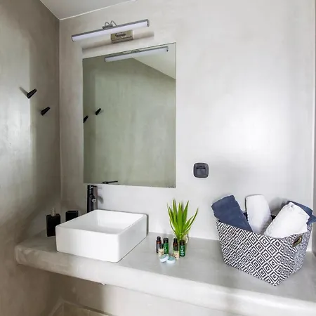 Irini's B & W House With Jacuzzi Lejlighed *
