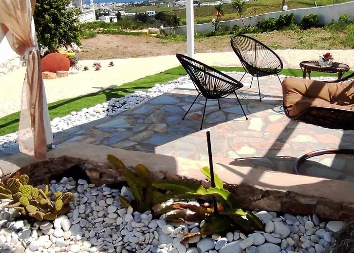 Irini's B & W House With Jacuzzi