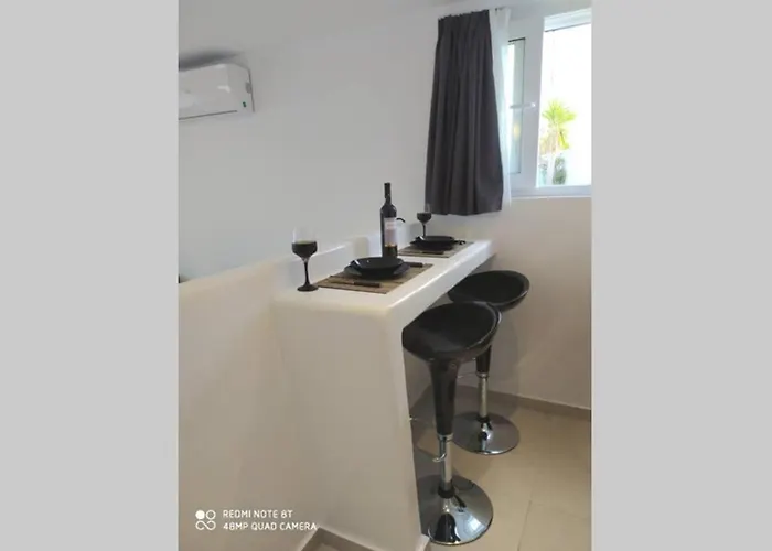 Irini's B & W House With Jacuzzi Apartman