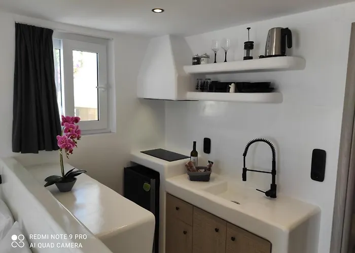 Apartman Irini's B & W House With Jacuzzi