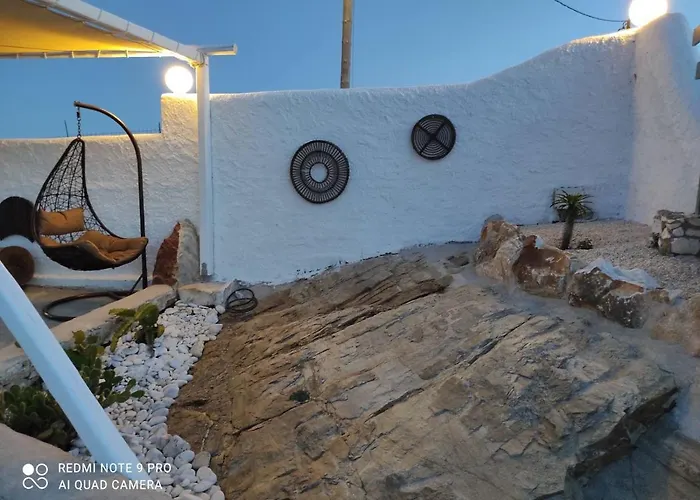 Irini's B & W House With Jacuzzi *