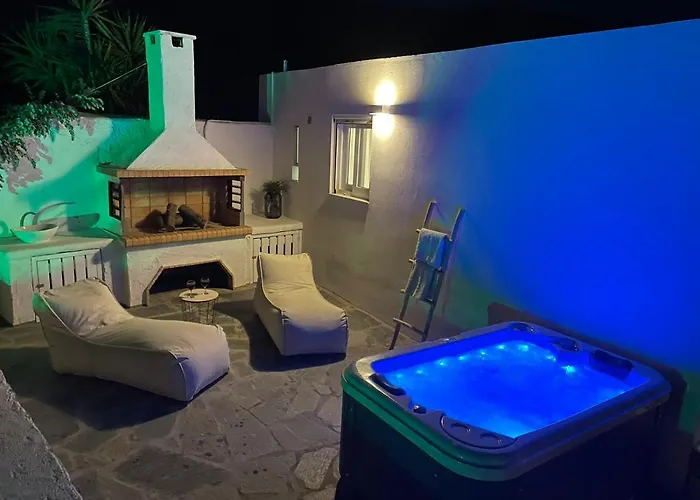 Irini's B & W House With Jacuzzi