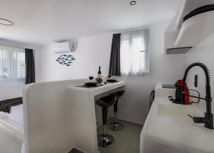 Irini's B & W House With Jacuzzi * Dragulász