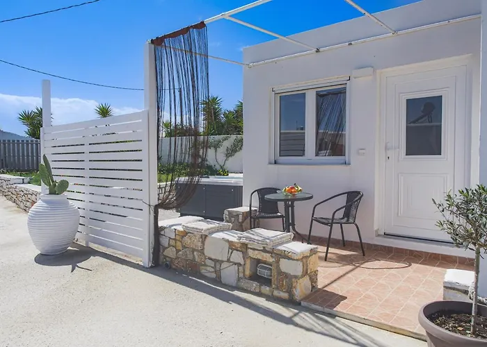 Apartman Irini's B & W House With Jacuzzi Dragulász